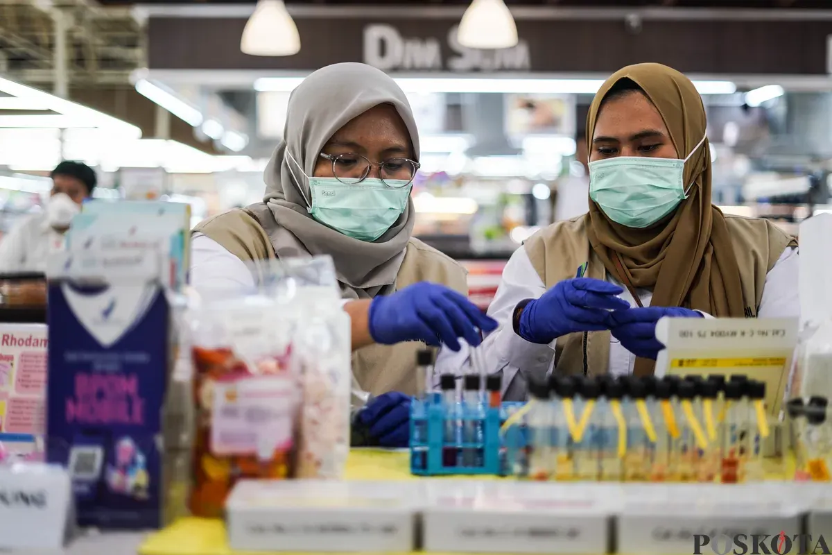 Petugas menguji kandungan zat pada sampel produk pangan saat melakukan Pengawasan Pangan Terpadu di Lotte Mart Kelapa Gading, Jakarta, Kamis, 12 Desember 2026. (Sumber: Poskota/Bilal Nugraha Ginanjar)