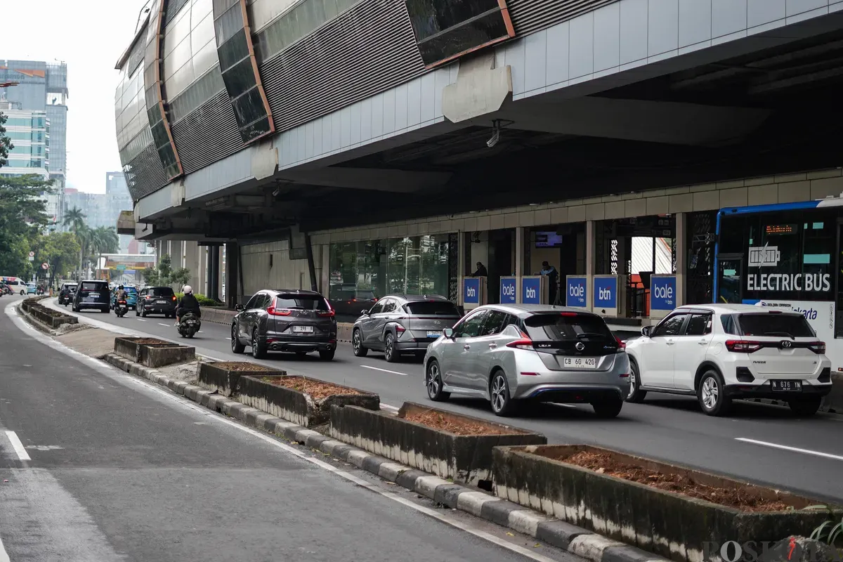 Kondisi ruas Jalan Rasuna Said, Jakarta, yang mulai bersih dari tiang monorel, Rabu 11 Februari 2026. (Sumber: Poskota/Bilal Nugraha Ginanjar)