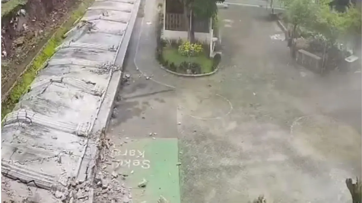 Sebuah tembok pembatas rumah warga di kawasan Kalibata, Jakarta Selatan, roboh hingga masuk ke area SMPN 182 Kalibata pada Minggu, 15 Februari 2026. (Sumber: Istimewa)