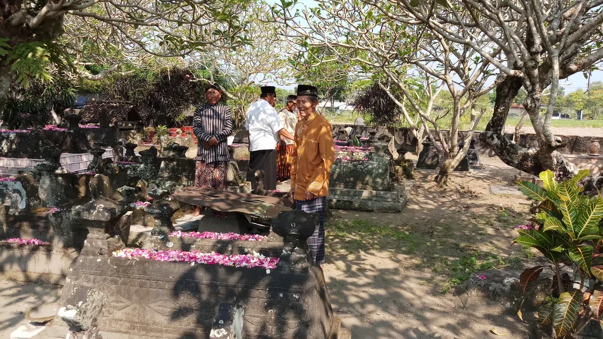 Peziarah memanjatkan doa di area pemakaman jelang Ramadhan 2026, sebagai bentuk penghormatan sekaligus refleksi diri. (Sumber: Wikimedia Commons)