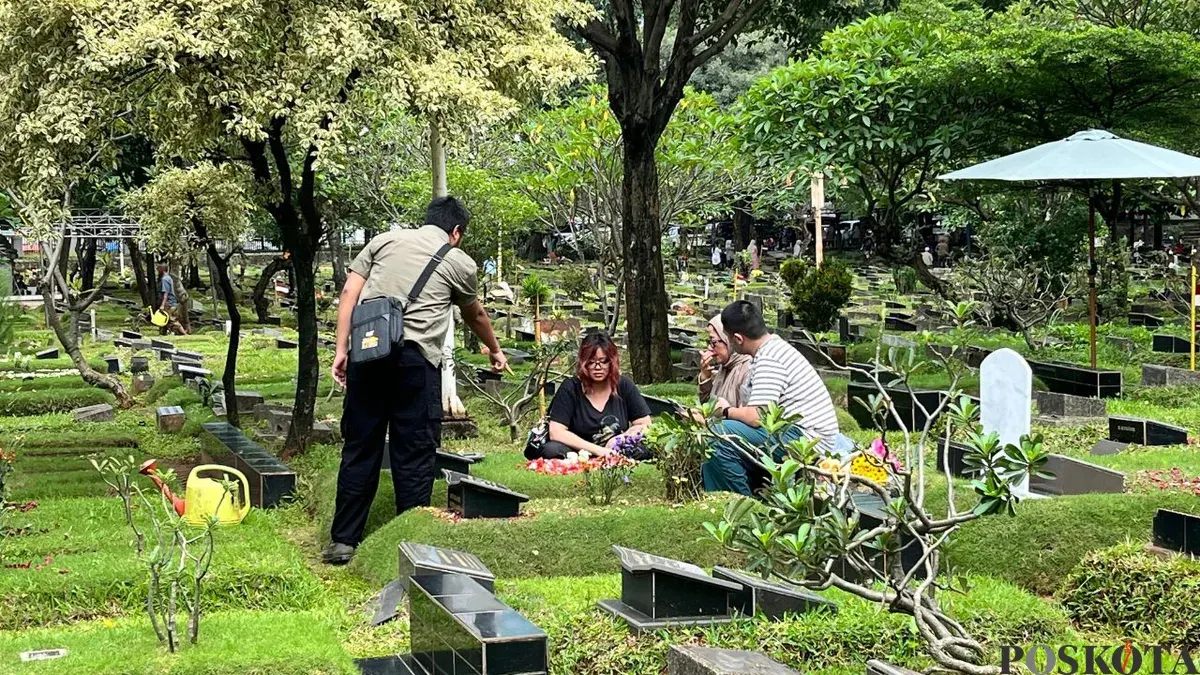 Peziarah di TPU Karet Bivak, Jakarta Pusat, Minggu, 15 Februari 2026. (Sumber: Poskota/M. Tegat Jihad)