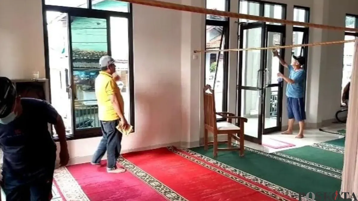 Sejumlah warga Cihaseum, Kelurahan Pandeglang, saat melakukan bersih-bersih Masjid. (Sumber: Poskota/Samsul Fatoni)