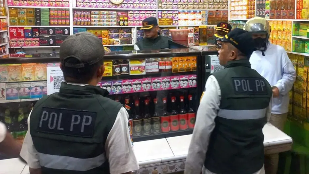 Potret Satpol PP DKI Jakarta razia miras. (Sumber: Kominfotik Satpol PP Jakarta)