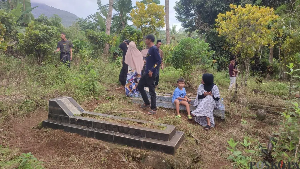 Sejumlah warga berizarah di TPU, Desa Ciherang, Kecamatan Cisata, Kabupaten Pandeglang. (Sumber: Poskota/Samsul Fatoni)