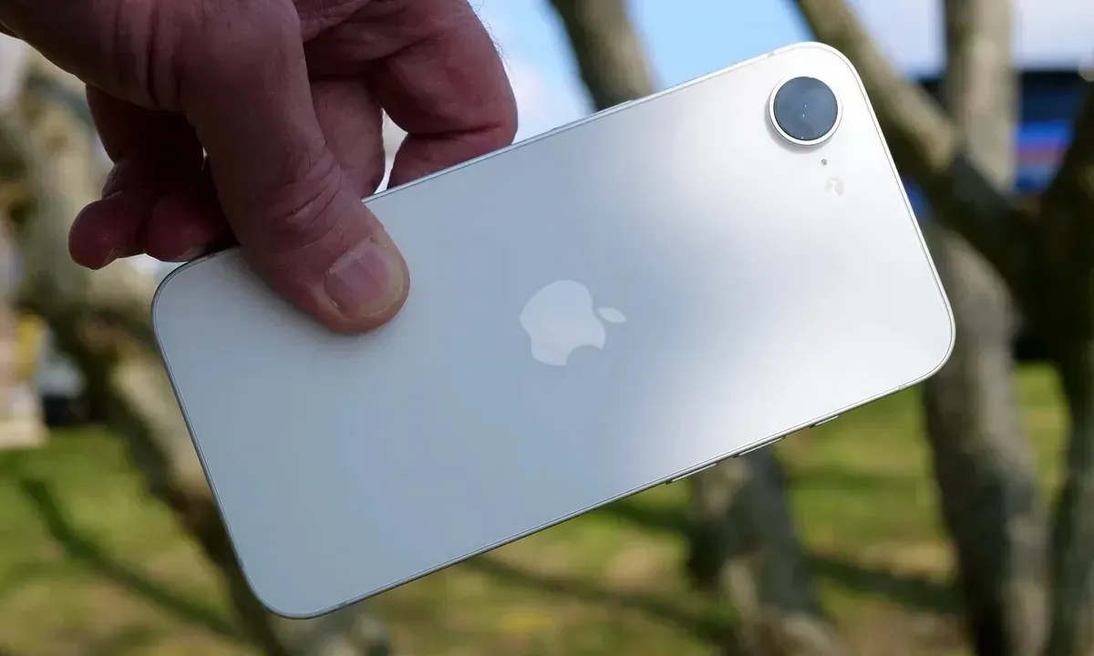 Bocoran spesifikasi iPhone 17e yang dikabarkan akan segera dirilis sebagai model terbaru iPhone 17. (Sumber: Threads/@digitaltrends)