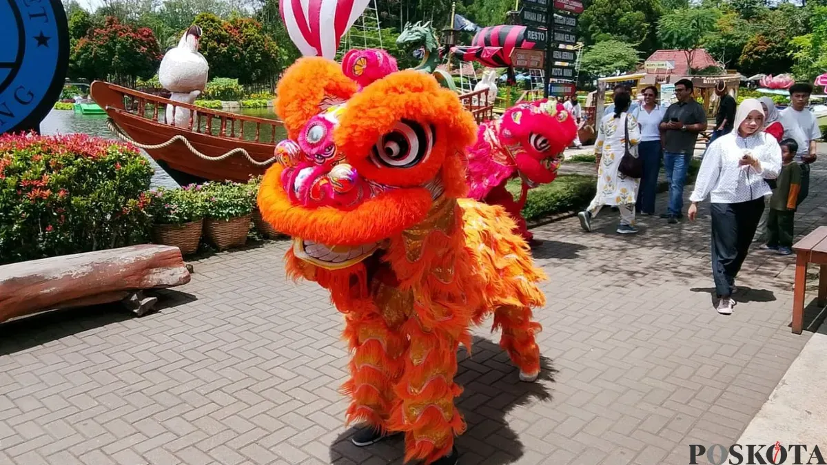Atraksi barongsai di Floating Market Lembang, Kabupaten Bandung Barat, bertepatan dengan perayaan Imlek, Selasa, 17 Februari 2026. (Sumber: Poskota/Gatot Poedji Utomo)