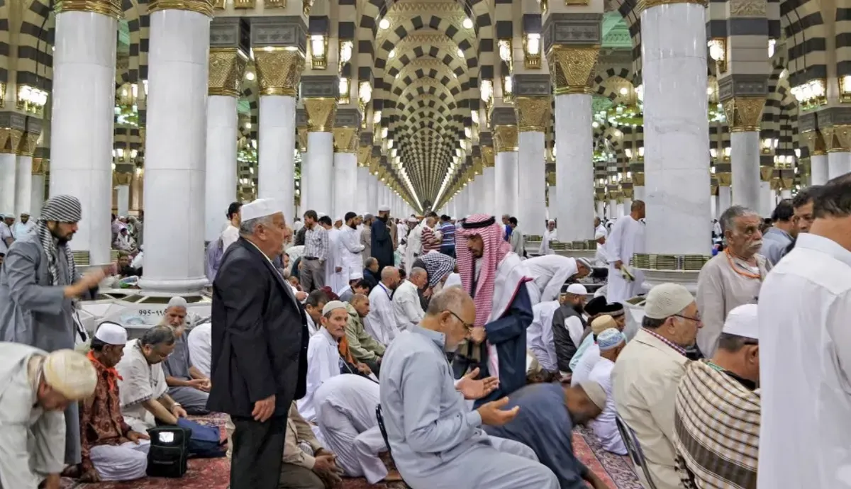 Jamaah melaksanakan salat tarawih di sebuah masjid pada bulan Ramadan, menggambarkan kekhusyukan ibadah malam yang menjadi tradisi umat muslim. (Sumber: Wikimedia Commons)