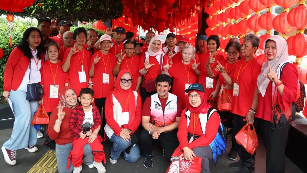 Dinas PPAPP Jakarta mengajak lansia berjalan kaki mengelilingi Bandaran HI, Jakarta Pusat, saat perayaan Imlek, Selasa, 17 Februari 2026. (Sumber: Dok. Dinas PPAPP Jakarta)