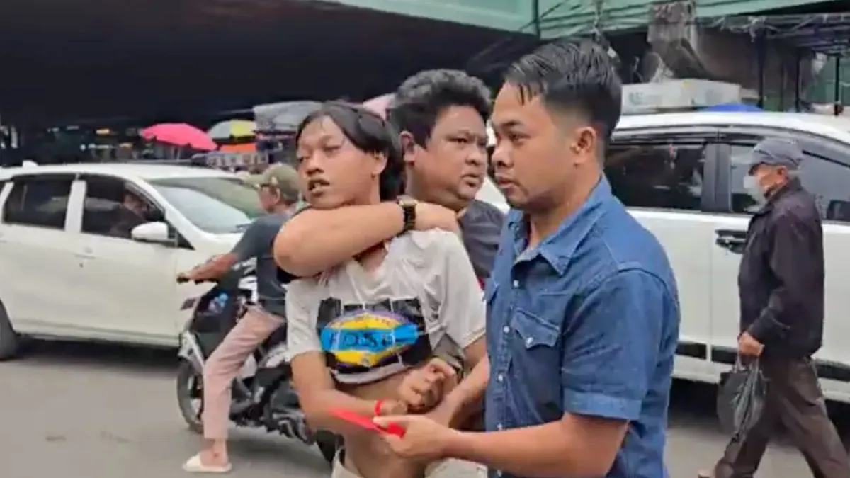 Pengamanan juru parkir di kawasan Pasar Tanah Abang yang melakukan pungutan liar (pungli). (Sumber: YouTube/bangranistones)