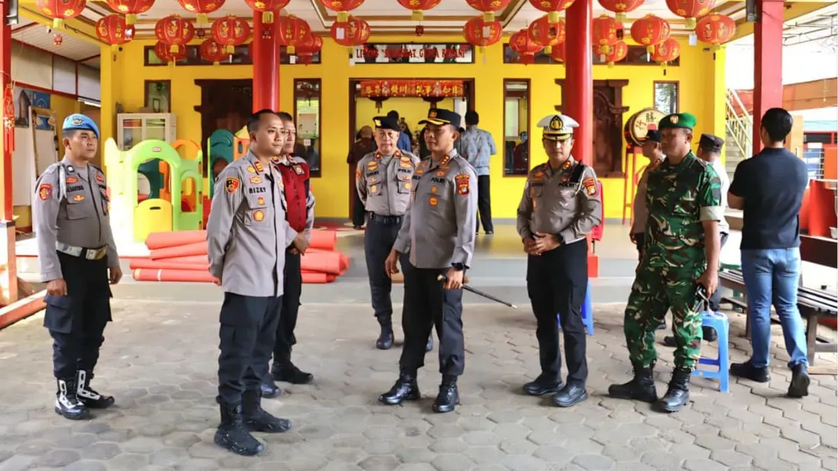 Personel kepolisian meninjau vihara saat perayaan Hari Raya Imlek di Kota Depok, Selasa, 17 Februari 2026. (Sumber: Dok. Polres Metro Depok)