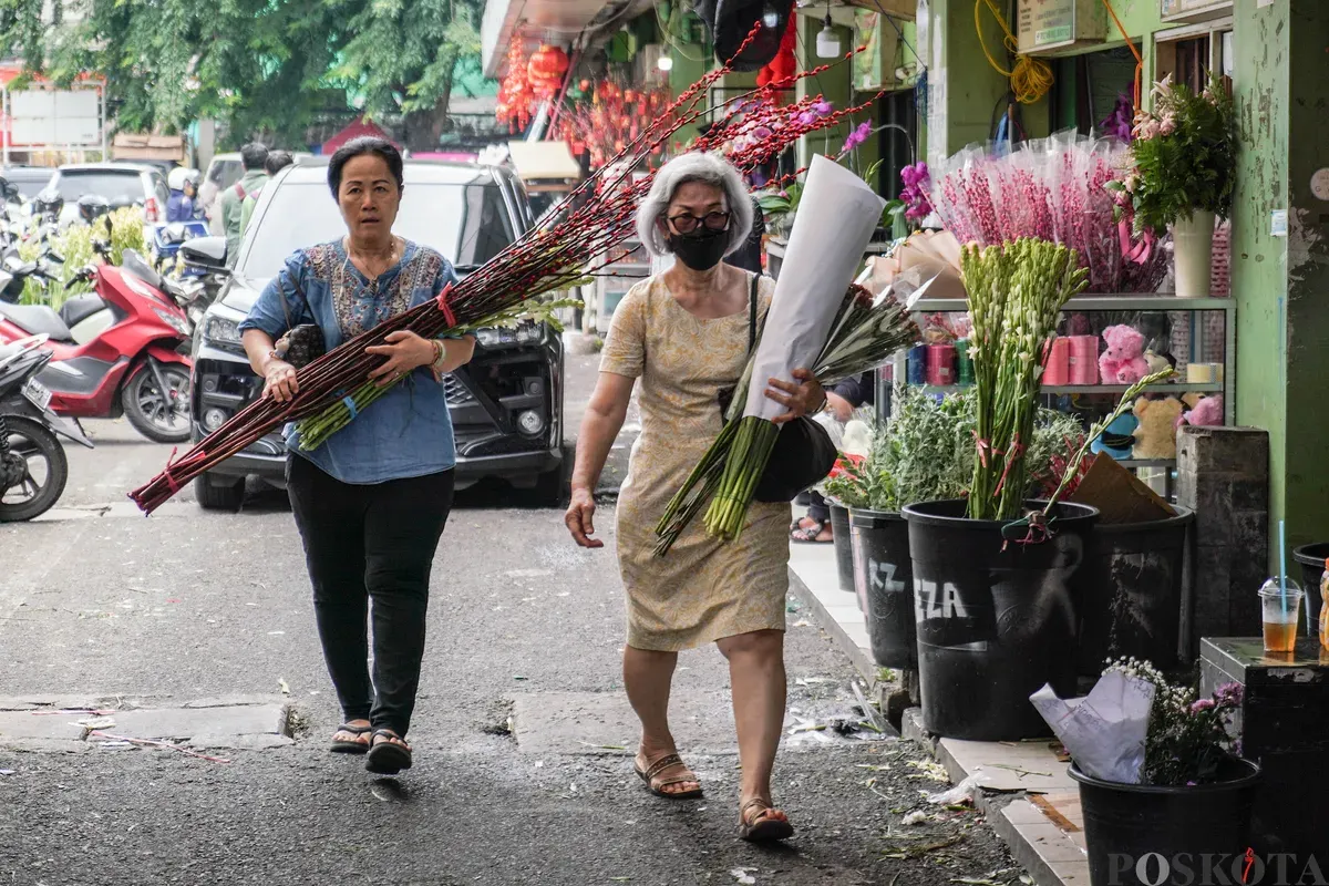 Pembeli memilih bunga di Pasar Bunga Rawa Belong, Palmerah, Jakarta Barat, Minggu, 15 Februari 2026. (Sumber: Poskota/Bilal Nugraha Ginanjar)