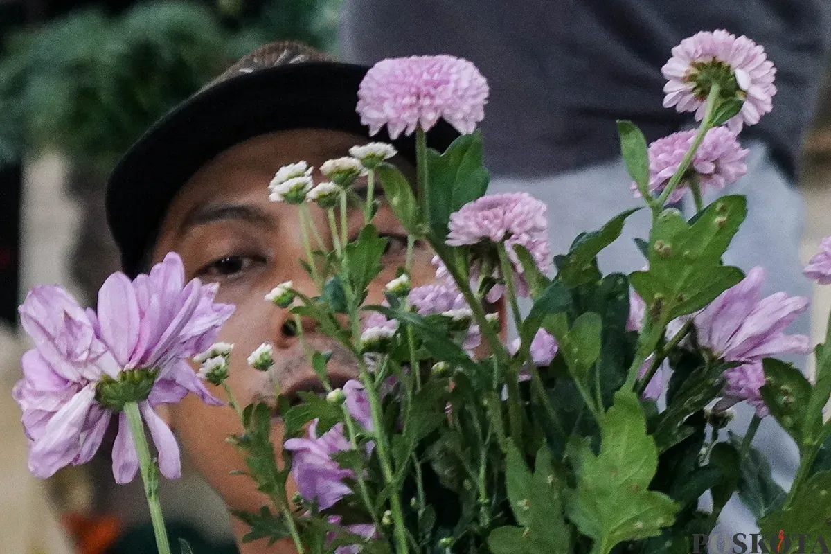 Pembeli memilih bunga di Pasar Bunga Rawa Belong, Palmerah, Jakarta Barat, Minggu, 15 Februari 2026. (Sumber: Poskota/Bilal Nugraha Ginanjar)