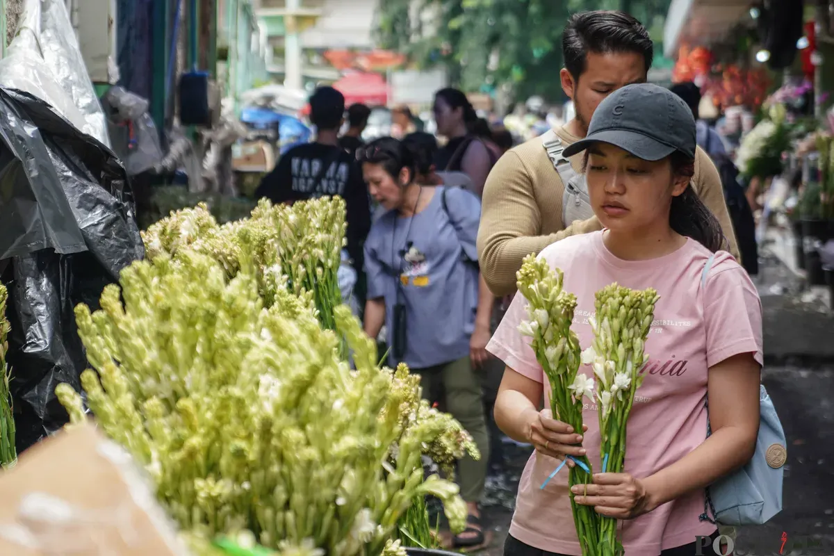 Pembeli memilih bunga di Pasar Bunga Rawa Belong, Palmerah, Jakarta Barat, Minggu, 15 Februari 2026. (Sumber: Poskota/Bilal Nugraha Ginanjar)