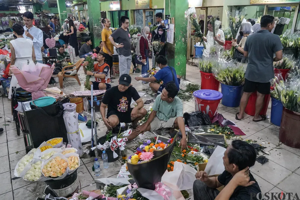 Pembeli memilih bunga di Pasar Bunga Rawa Belong, Palmerah, Jakarta Barat, Minggu, 15 Februari 2026. (Sumber: Poskota/Bilal Nugraha Ginanjar)