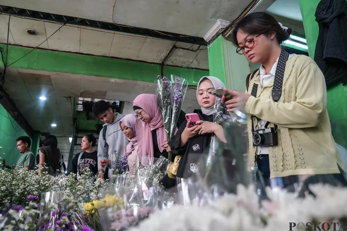 Pembeli memilih bunga di Pasar Bunga Rawa Belong, Palmerah, Jakarta Barat, Minggu, 15 Februari 2026. (Sumber: Poskota/Bilal Nugraha Ginanjar)