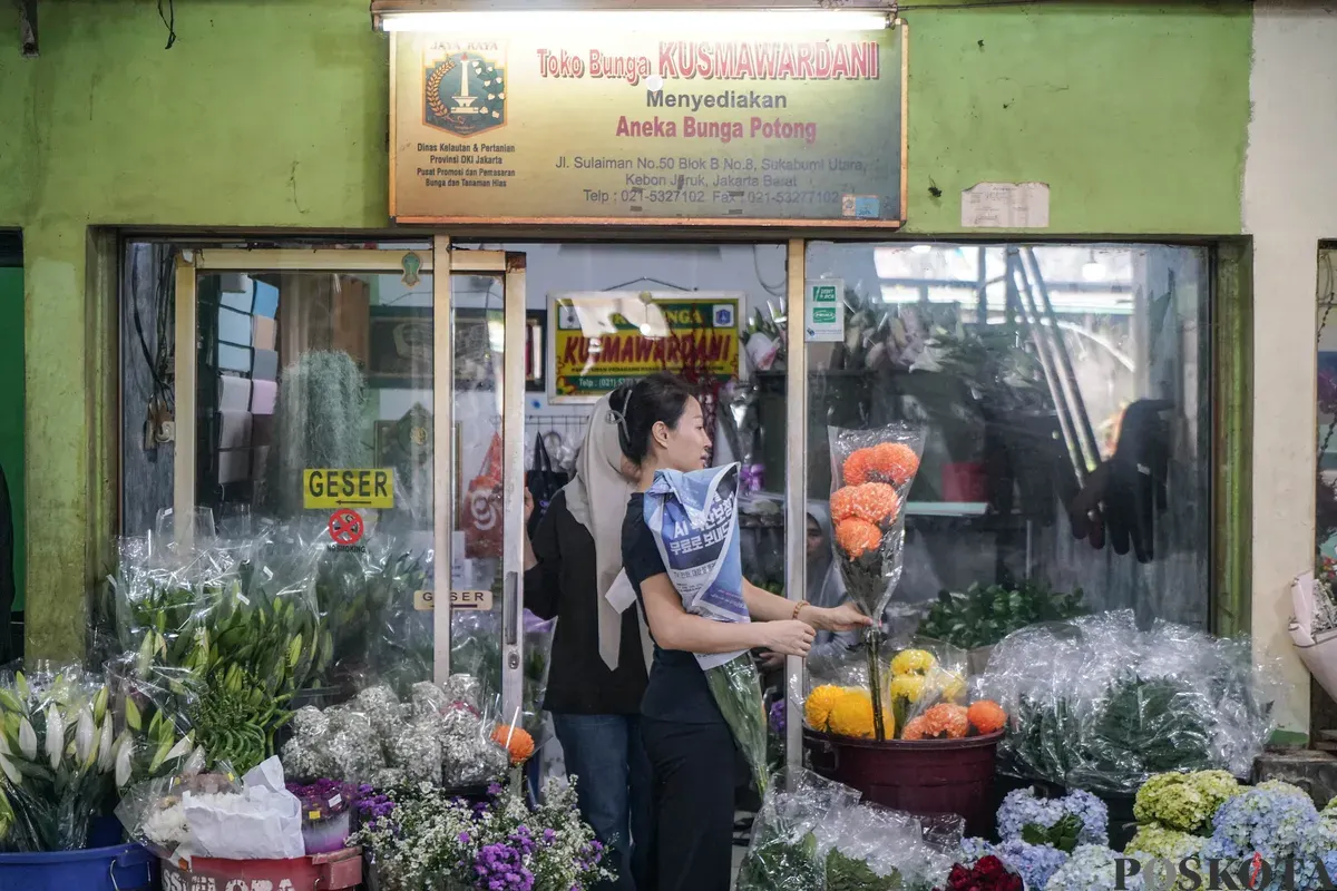 Pembeli memilih bunga di Pasar Bunga Rawa Belong, Palmerah, Jakarta Barat, Minggu, 15 Februari 2026. (Sumber: Poskota/Bilal Nugraha Ginanjar)