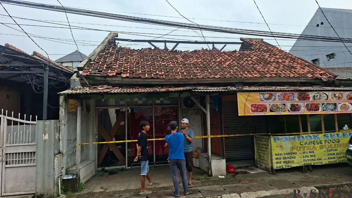 Potret kios dan rumah yang terbakar di Beji, Depok. (Sumber: Poskota/Angga Pahlevi)