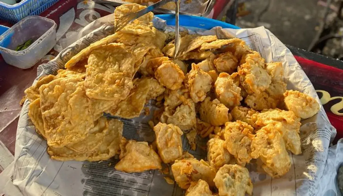 Konsumsi gorengan saat berbuka puasa dinilai kurang ideal bagi kesehatan. (Sumber: X/@vinasantosa)