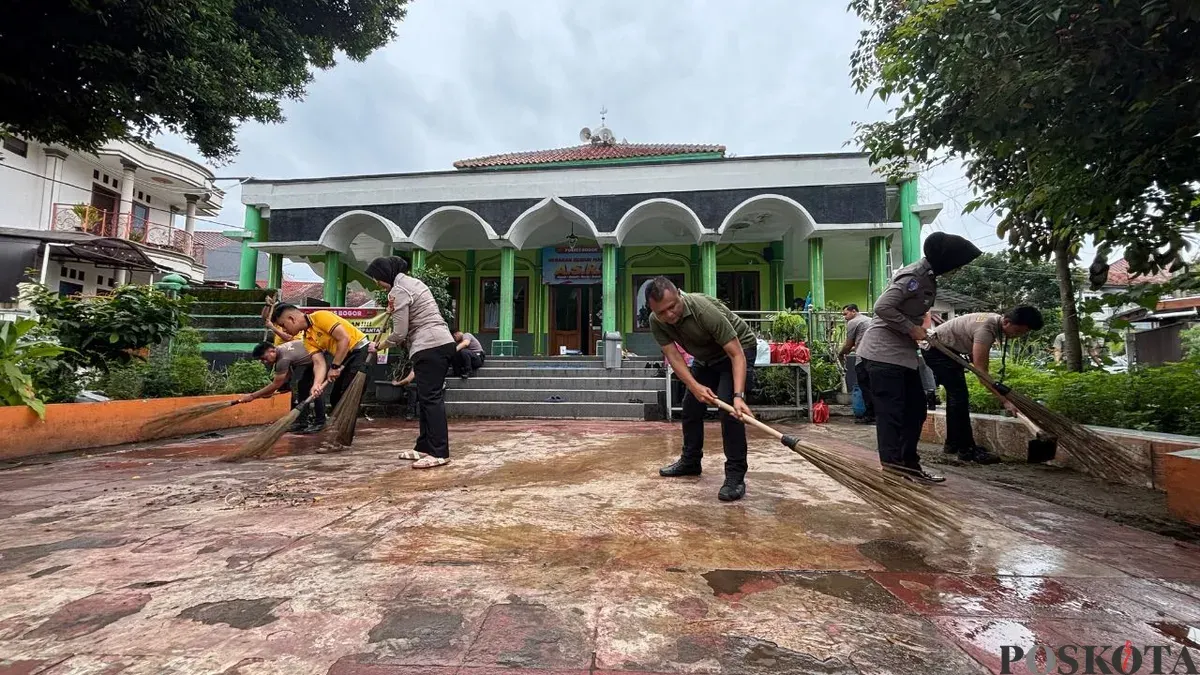 Anggota Polres Bogor bebersih di Masjid Jami Al Muhajirin, Cibinong. (Sumber: Poskota/Giffar Rivana)
