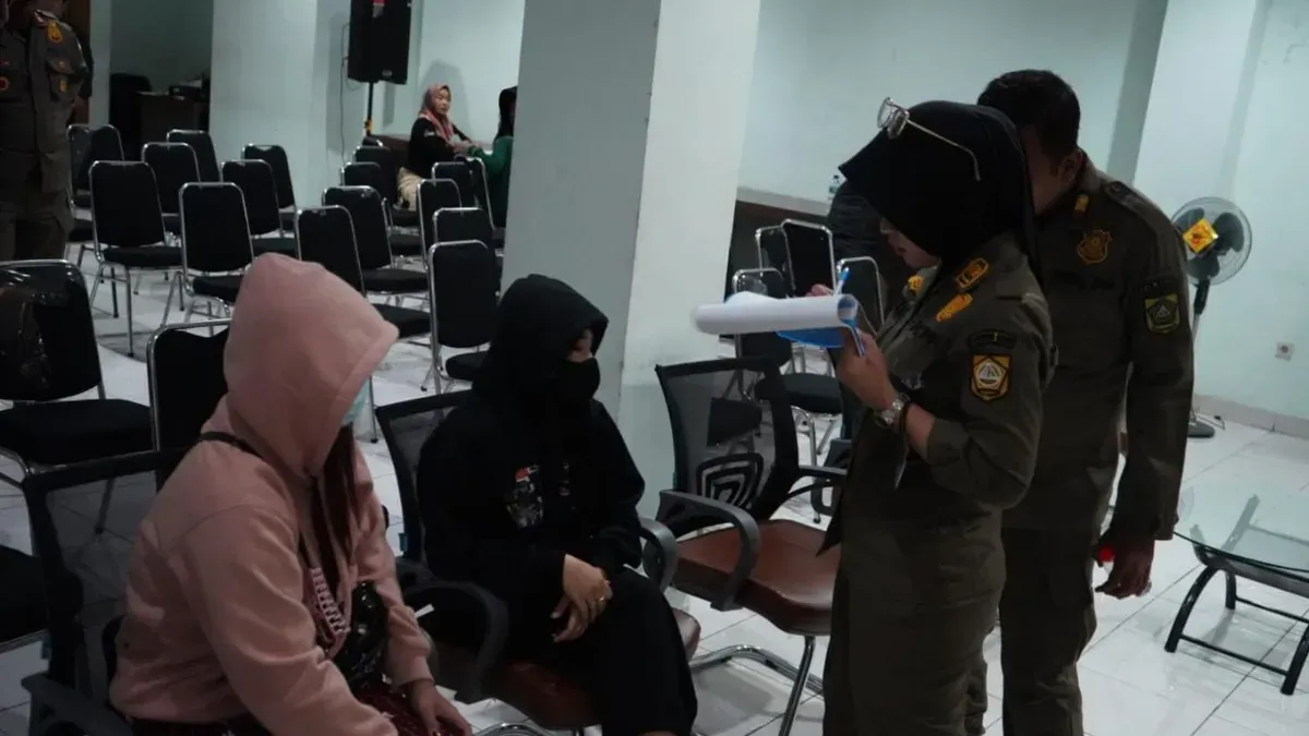 Petugas Satpol PP memeriksa PSK yang terjaring razia di wilayah Cibinong dan Sukaraja, Kabupaten Bogor. (Sumber: Satpol PP Kabupaten Bogor)