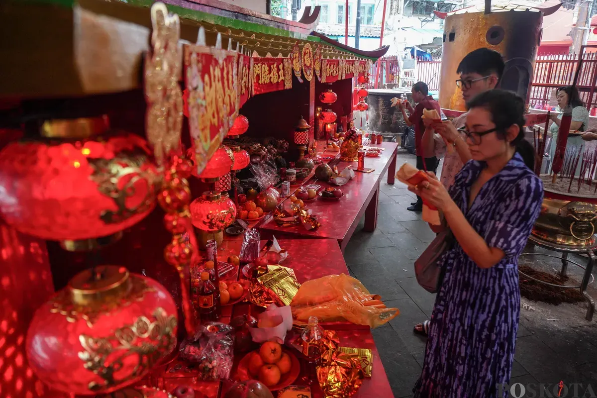 Warga keturunan Tionghoa bersembahyang pada tahun baru Imlek di Wihara Dharma Bakti, Petak Sembilan, Jakarta, Selasa, 17 Februari 2026. (Sumber: Poskota/Bilal Nugraha Ginanjar)