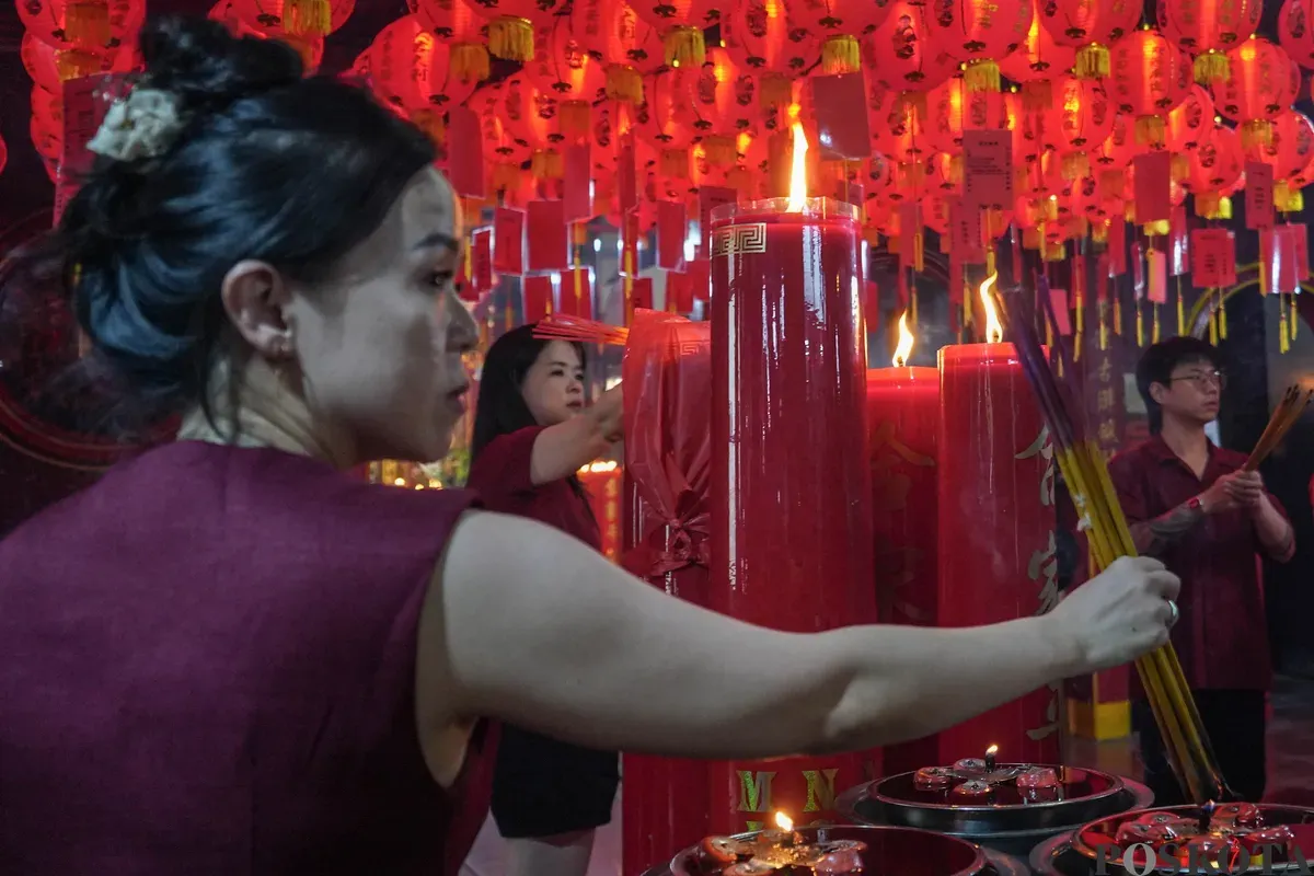 Warga keturunan Tionghoa bersembahyang pada tahun baru Imlek di Wihara Dharma Bakti, Petak Sembilan, Jakarta, Selasa, 17 Februari 2026. (Sumber: Poskota/Bilal Nugraha Ginanjar)