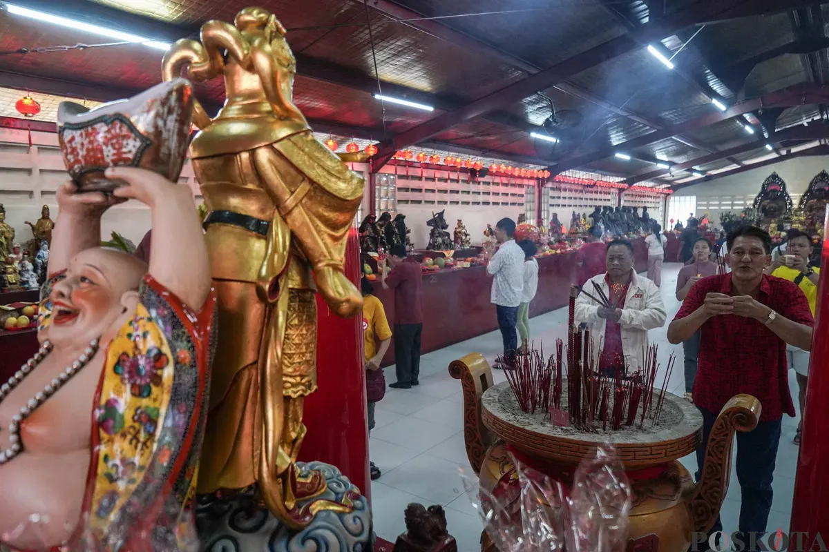 Warga keturunan Tionghoa bersembahyang pada tahun baru Imlek di Wihara Dharma Bakti, Petak Sembilan, Jakarta, Selasa, 17 Februari 2026. (Sumber: Poskota/Bilal Nugraha Ginanjar)