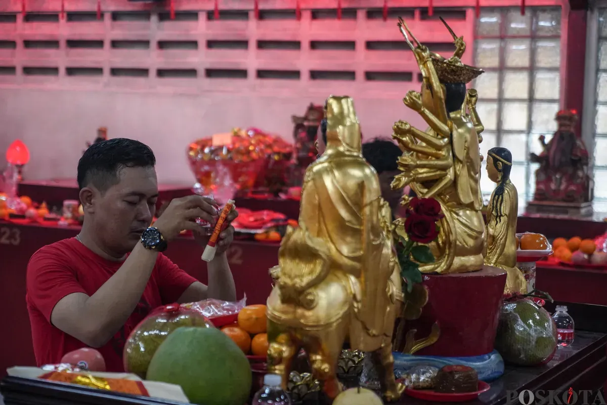 Warga keturunan Tionghoa bersembahyang pada tahun baru Imlek di Wihara Dharma Bakti, Petak Sembilan, Jakarta, Selasa, 17 Februari 2026. (Sumber: Poskota/Bilal Nugraha Ginanjar)