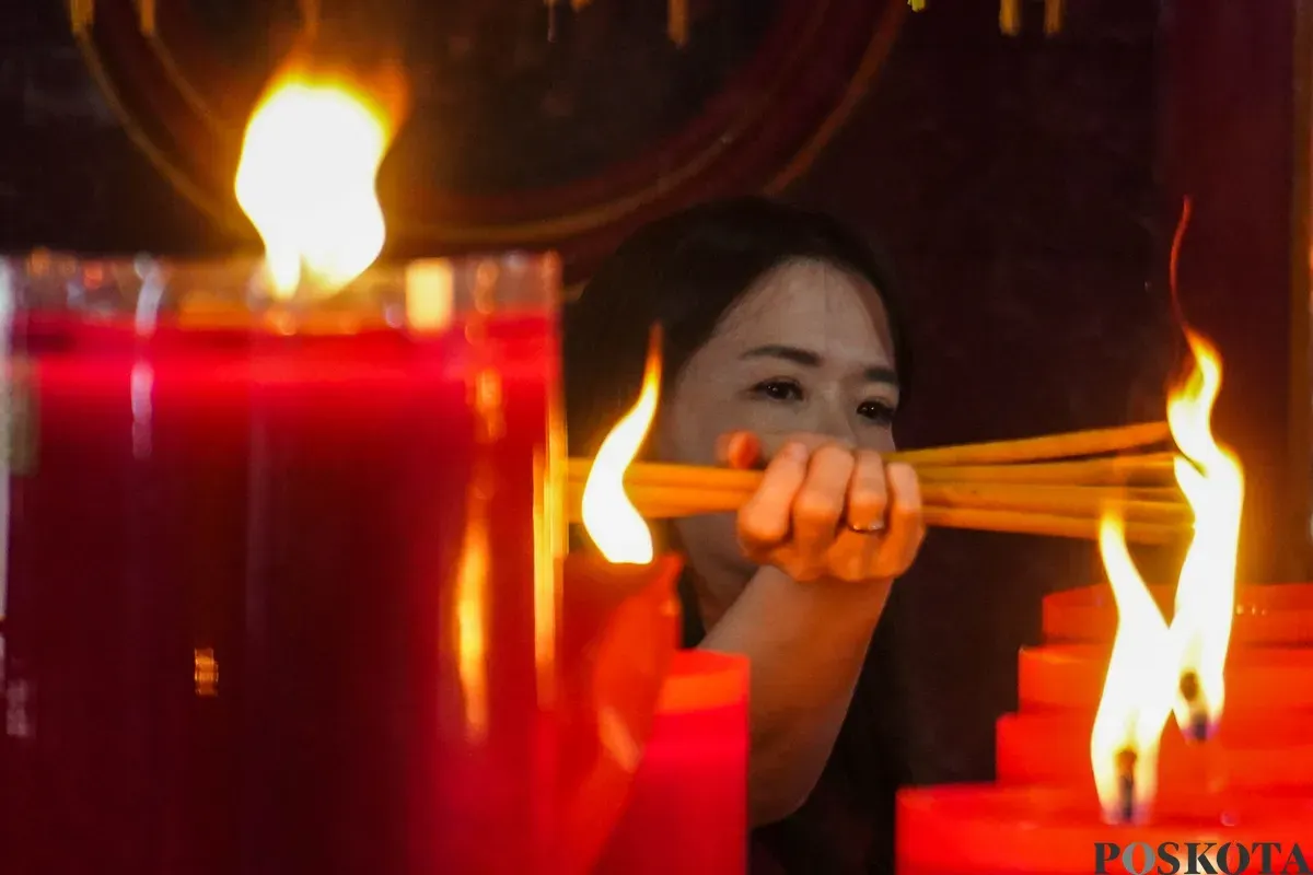 Warga keturunan Tionghoa bersembahyang pada tahun baru Imlek di Wihara Dharma Bakti, Petak Sembilan, Jakarta, Selasa, 17 Februari 2026. (Sumber: Poskota/Bilal Nugraha Ginanjar)