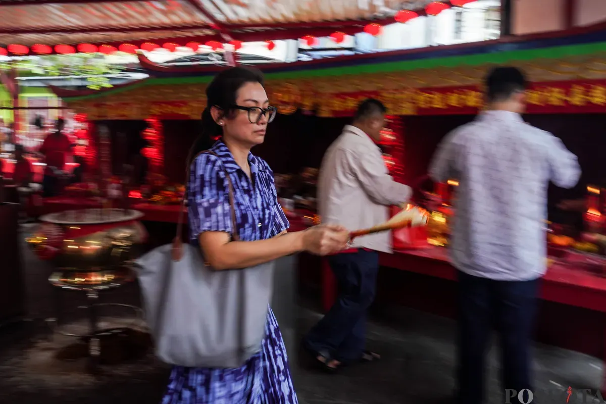 Warga keturunan Tionghoa bersembahyang pada tahun baru Imlek di Wihara Dharma Bakti, Petak Sembilan, Jakarta, Selasa, 17 Februari 2026. (Sumber: Poskota/Bilal Nugraha Ginanjar)
