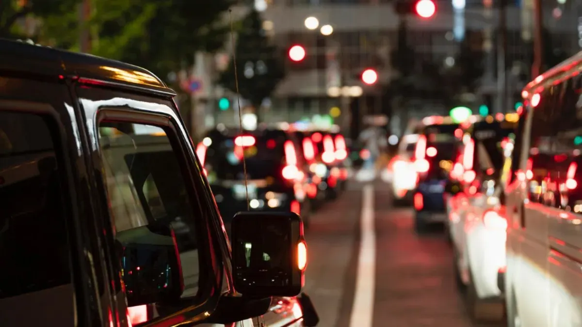 Ilustrasi, kepadatan arus lalu lintas selama Ramadhan. (Sumber: freepik)