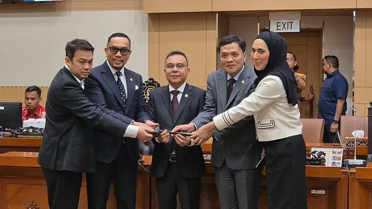 Ahmad Sahroni kembali ditetapkan sebagai Wakil Ketua Komisi III DPR RI dalam rapat resmi yang dipimpin Wakil Ketua DPR RI Sufmi Dasco Ahmad di Kompleks Parlemen, Kamis (19/2). (Sumber: X/@MiskinTV_)