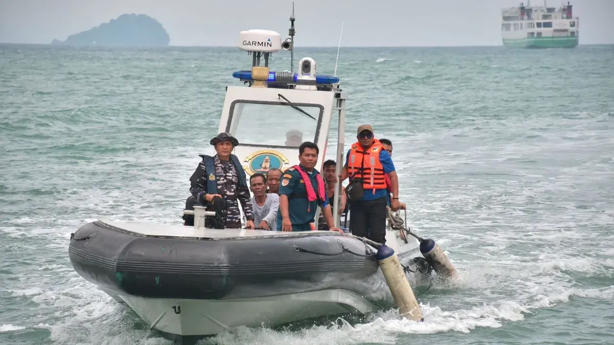 Petugas Lanal Banten tengah melakukan pencarian korban hilang dari kapal Marina 7 di perairan Pulau Ular, Kecamatan Ciwandan, Kota Cilegon, Kamis, 19 Februari 2026. (Sumber: Dok. Lanal Banten)