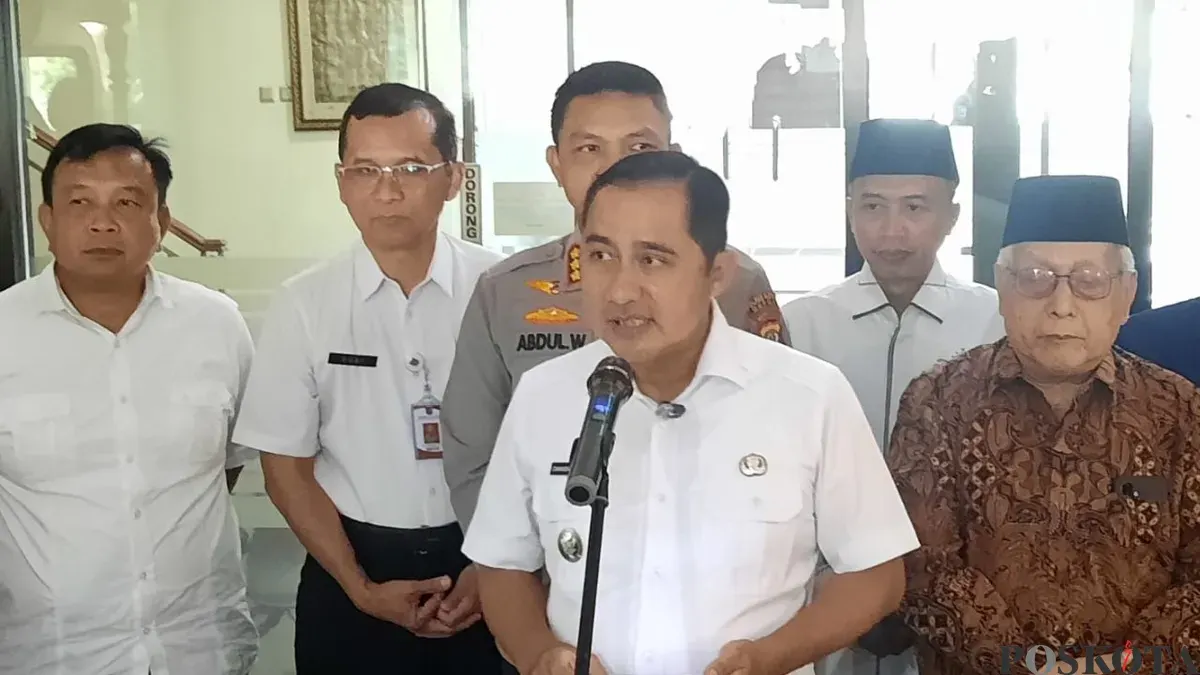 Wakil Wali Kota Depok, Chandra Rahmansyah memberikan keterangan pers tentang larangan SOTR, tempat hiburan malam, hingga pembatasan tempat makan. (Sumber: Poskota/Angga Pahlevi)