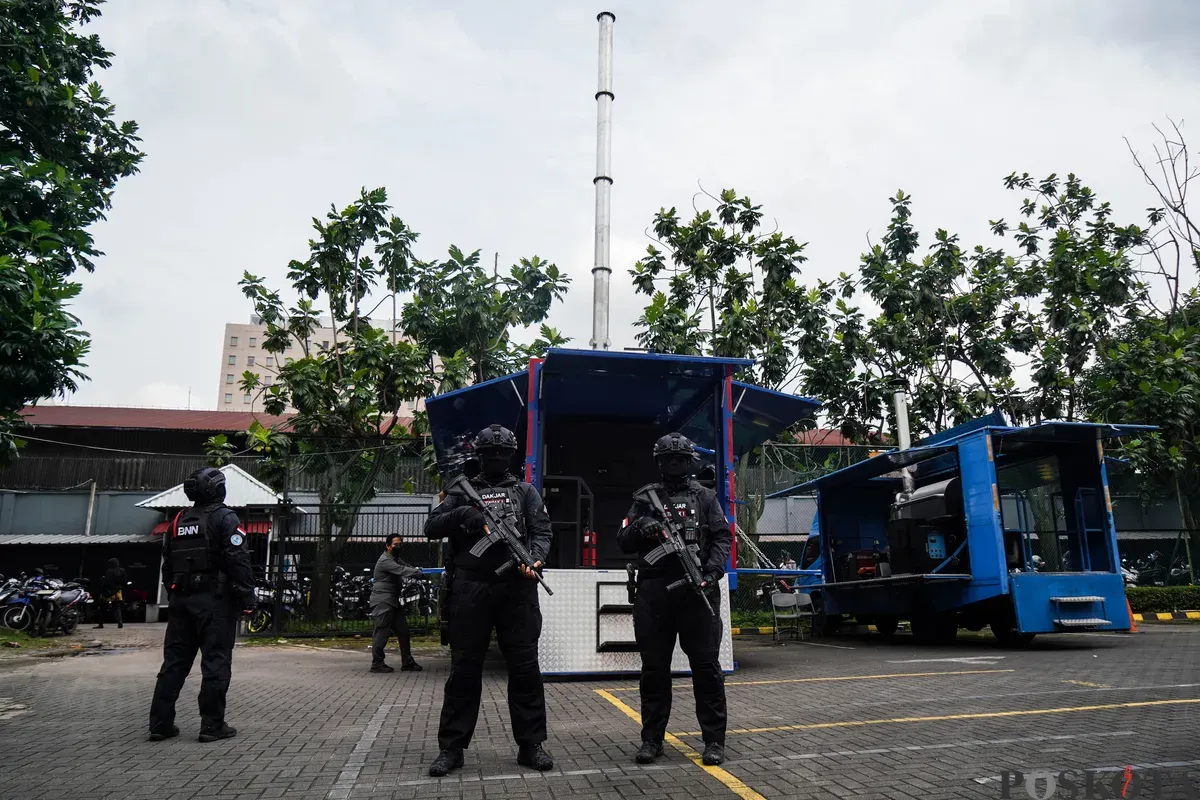 Petugas menunjukkan barang bukti narkotika sebelum dimusnahkan di Kantor Pusat Badan Narkotika Nasional (BNN), Jakarta, Rabu, 18 Januari 2026. (Sumber: Poskota/Bilal Nugraha Ginanjar)