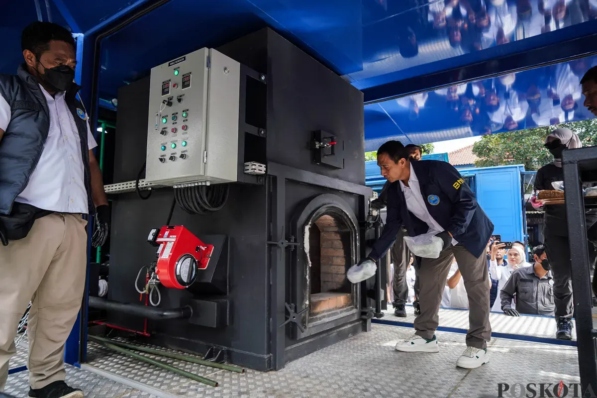 Petugas menunjukkan barang bukti narkotika sebelum dimusnahkan di Kantor Pusat Badan Narkotika Nasional (BNN), Jakarta, Rabu, 18 Januari 2026. (Sumber: Poskota/Bilal Nugraha Ginanjar)