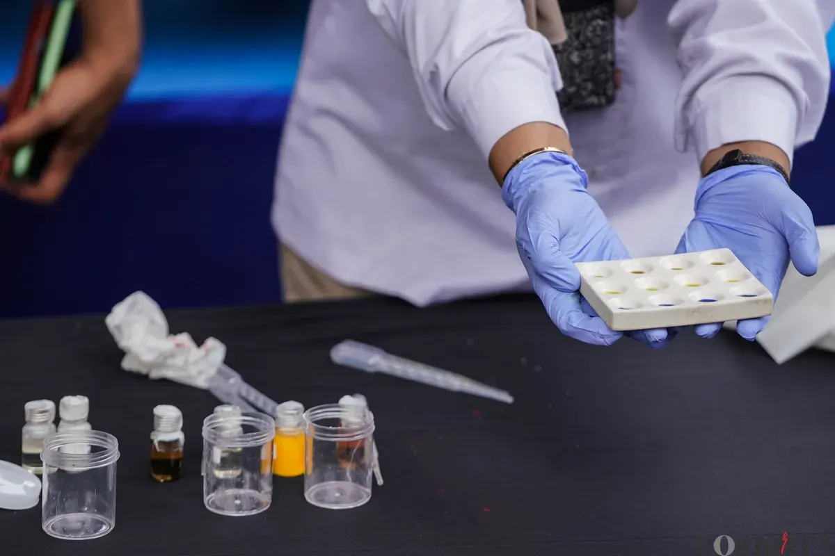 Petugas menunjukkan barang bukti narkotika sebelum dimusnahkan di Kantor Pusat Badan Narkotika Nasional (BNN), Jakarta, Rabu, 18 Januari 2026. (Sumber: Poskota/Bilal Nugraha Ginanjar)