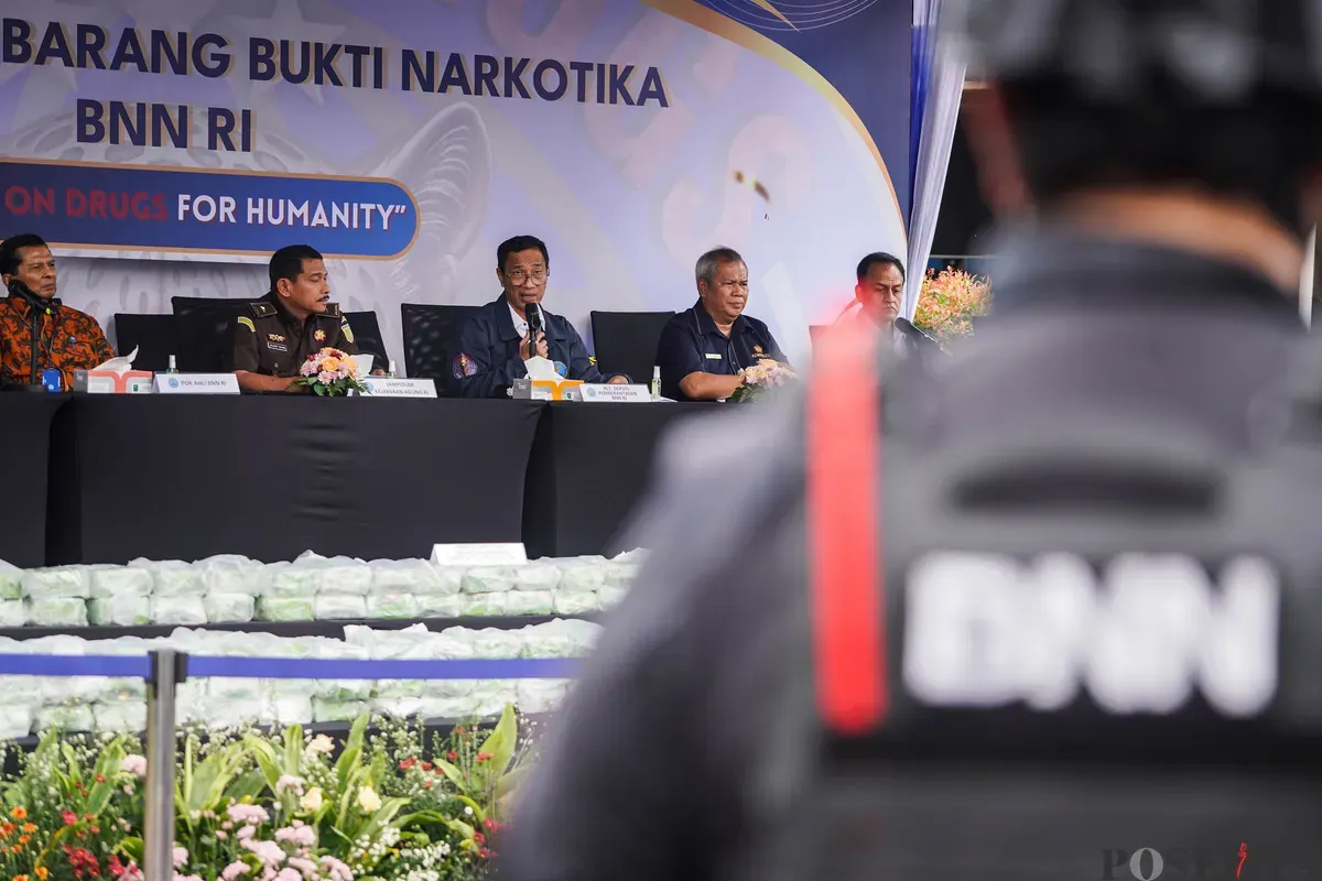 Petugas menunjukkan barang bukti narkotika sebelum dimusnahkan di Kantor Pusat Badan Narkotika Nasional (BNN), Jakarta, Rabu, 18 Januari 2026. (Sumber: Poskota/Bilal Nugraha Ginanjar)