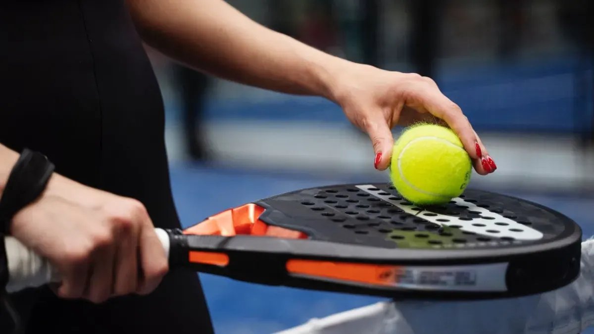 Ilustrasi, lapangan padel di kawasan Haji Nawi timbulkan kebisingan ganggu warga, Pemprov DKI beri respons siap tindak tegas. (Sumber: freepik)