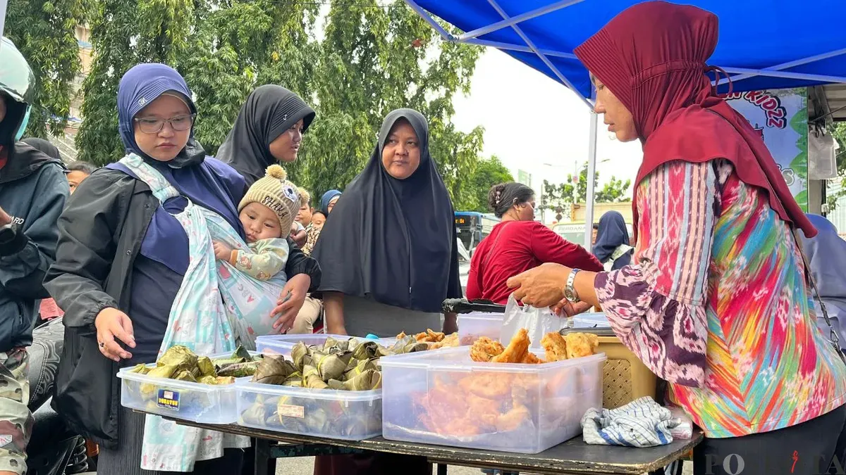Masyarakat sedang berburu takjil di Jalan Panjang, Kebon Jeruk, Jakarta Barat, Kamis, 19 Februari 2026. (Sumber: Poskota/Pandi Ramedhan)