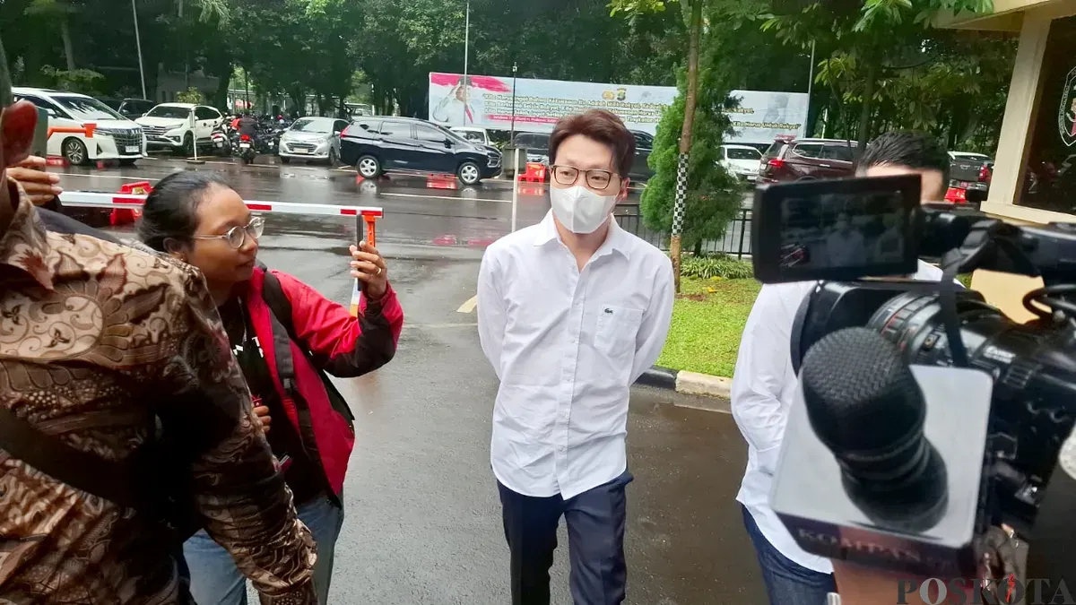 Dokter kecantikan Richard Lee (DRL) mendatangi Polda Metro Jaya untuk menjalani pemeriksaan sebagai tersangka dugaan pelanggaran perlindungan konsumen, Kamis, 19 Februari 2026. (Sumber: Poskota/Ali Mansur)