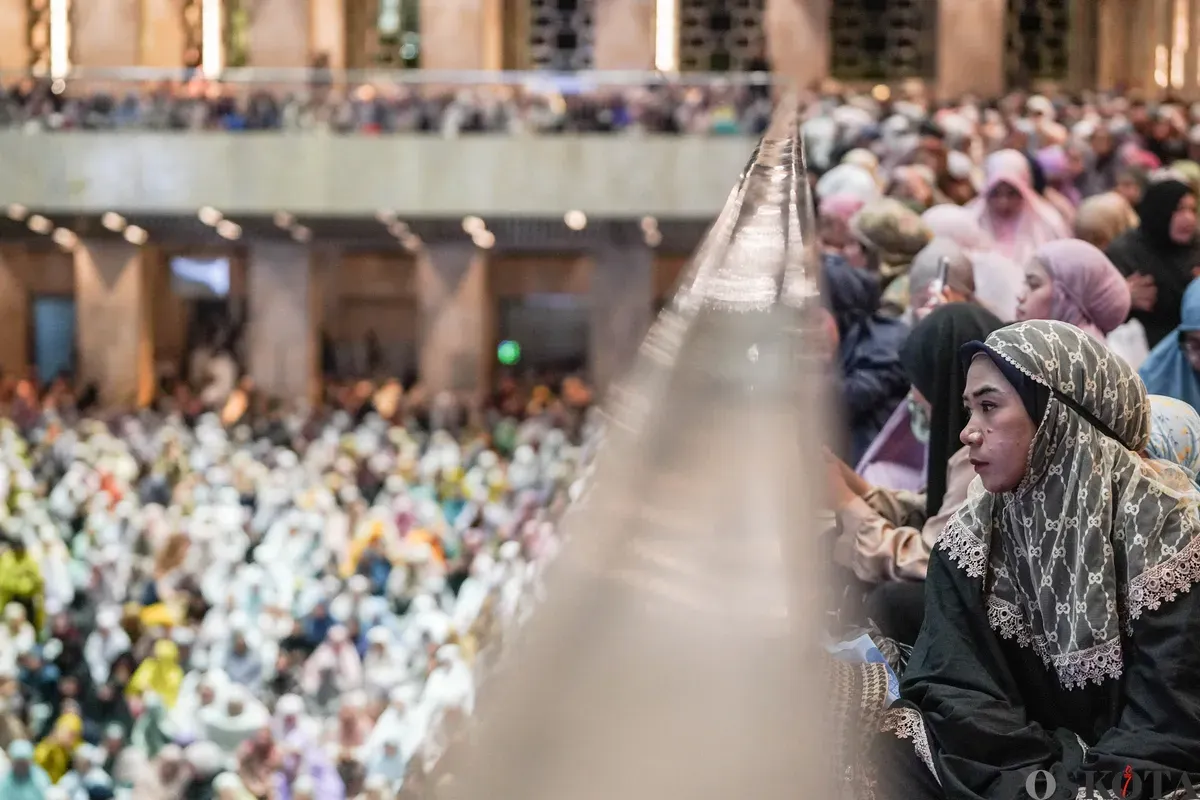 Umat Islam melaksanakan shalat tarawih pertama di Masjid Istiqlal, Jakarta, Rabu, 18 Februari 2026. (Sumber: Poskota/Bilal Nugraha Ginanjar)
