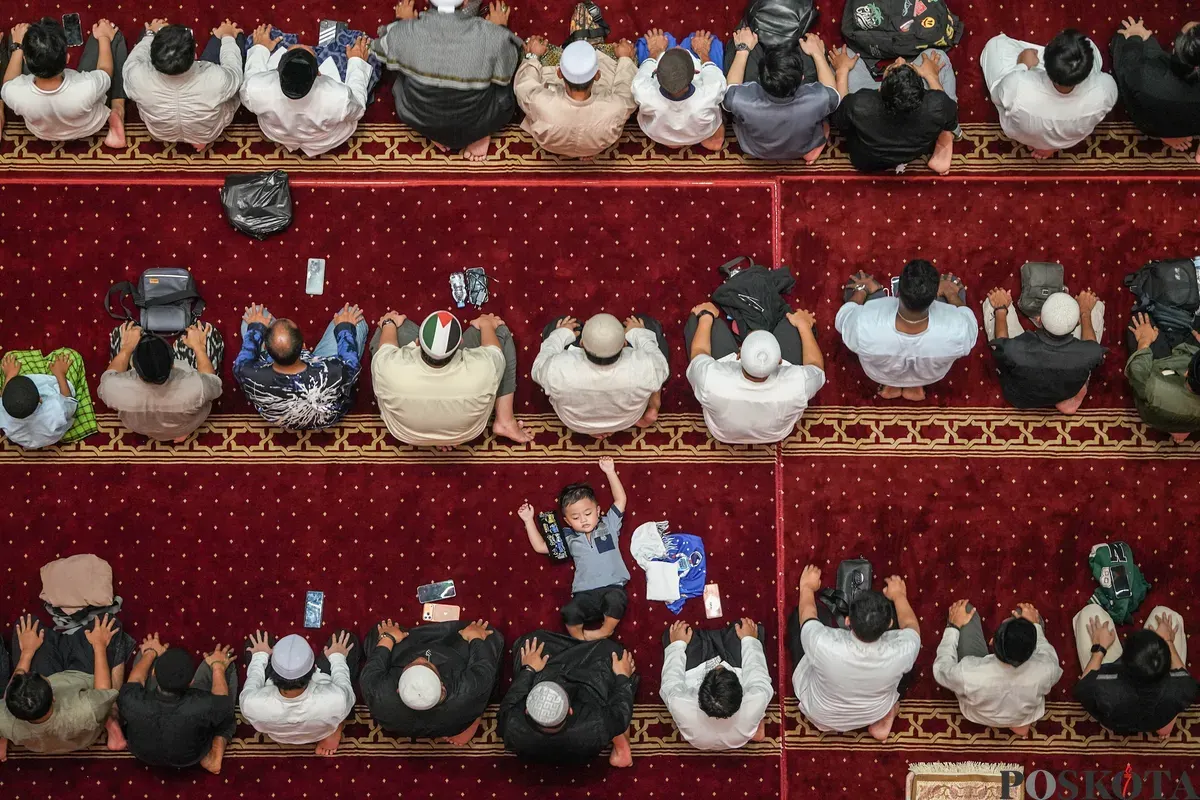 Umat Islam melaksanakan shalat tarawih pertama di Masjid Istiqlal, Jakarta, Rabu, 18 Februari 2026. (Sumber: Poskota/Bilal Nugraha Ginanjar)