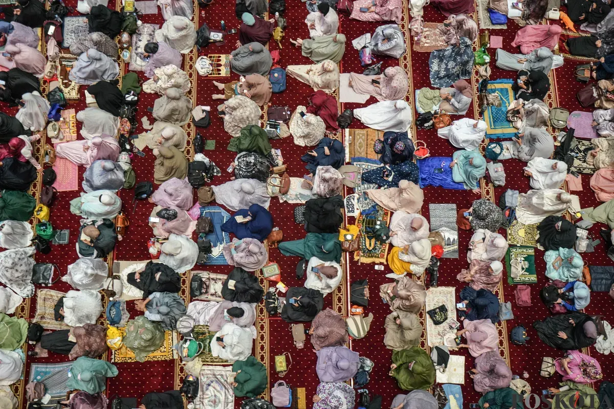 Umat Islam melaksanakan shalat tarawih pertama di Masjid Istiqlal, Jakarta, Rabu, 18 Februari 2026. (Sumber: Poskota/Bilal Nugraha Ginanjar)