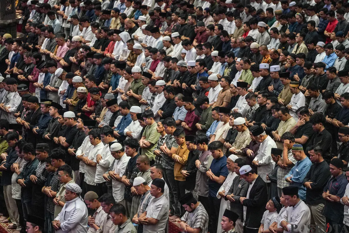 Umat Islam melaksanakan shalat tarawih pertama di Masjid Istiqlal, Jakarta, Rabu, 18 Februari 2026. (Sumber: Poskota/Bilal Nugraha Ginanjar)