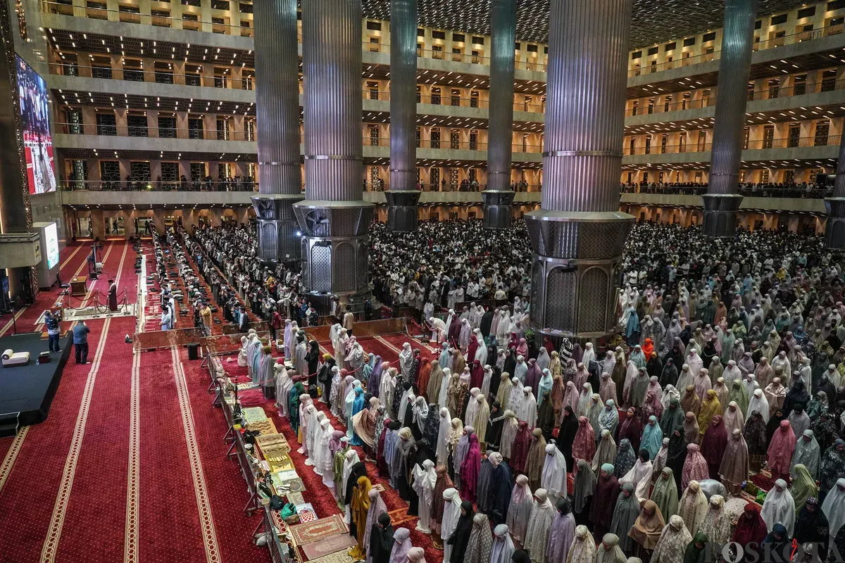 Umat Islam melaksanakan shalat tarawih pertama di Masjid Istiqlal, Jakarta, Rabu, 18 Februari 2026. (Sumber: Poskota/Bilal Nugraha Ginanjar)