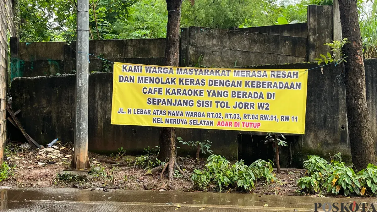 Spanduk penolakan warga terkait adanya aktivitas hiburan malam di gubuk-gubuk pinggir Tol JORR W2. (Sumber: Poskota/Pandi Ramedhan)