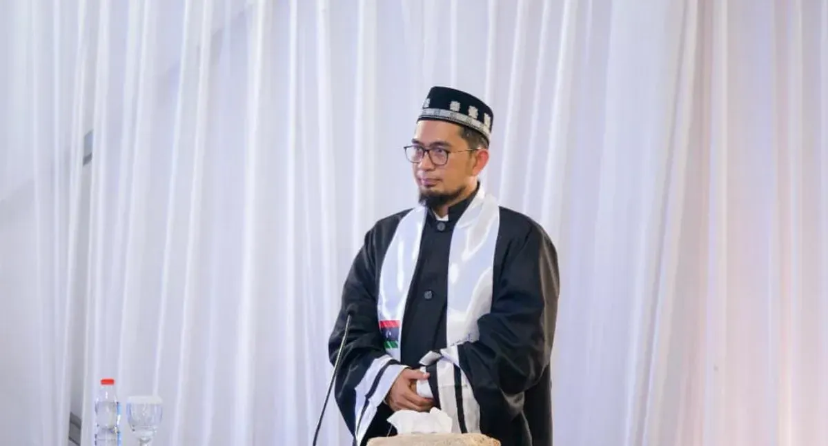 Ustadz Adi Hidayat memberikan penjelasan rinci mengenai batas waktu sahur yang benar menurut Al-Qur’an dan sunnah Nabi Muhammad SAW. (Sumber: Instagram/@adihidayatofficial)