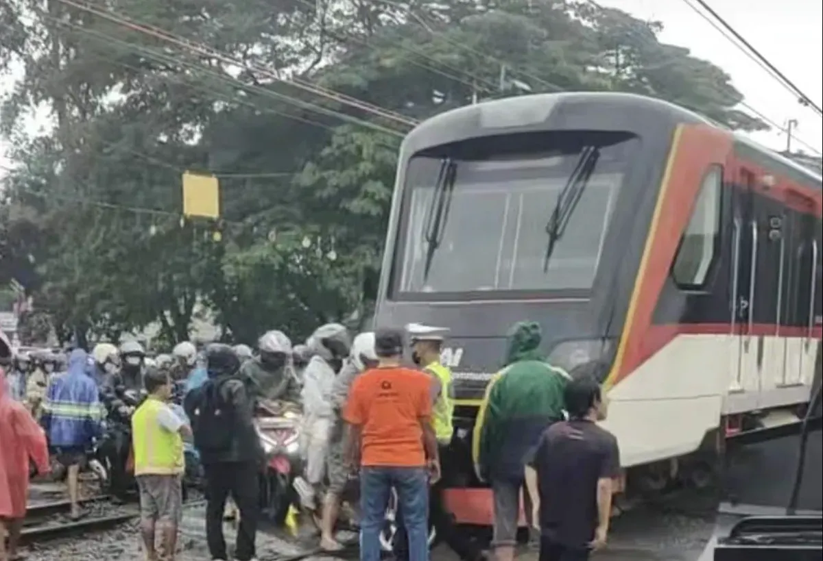 Rangkaian kereta yang anjlok di Perlintasan Poris, Batuceper, Tangerang, Jumat (20/2). (Sumber: Facebook/@Tri Handoko)