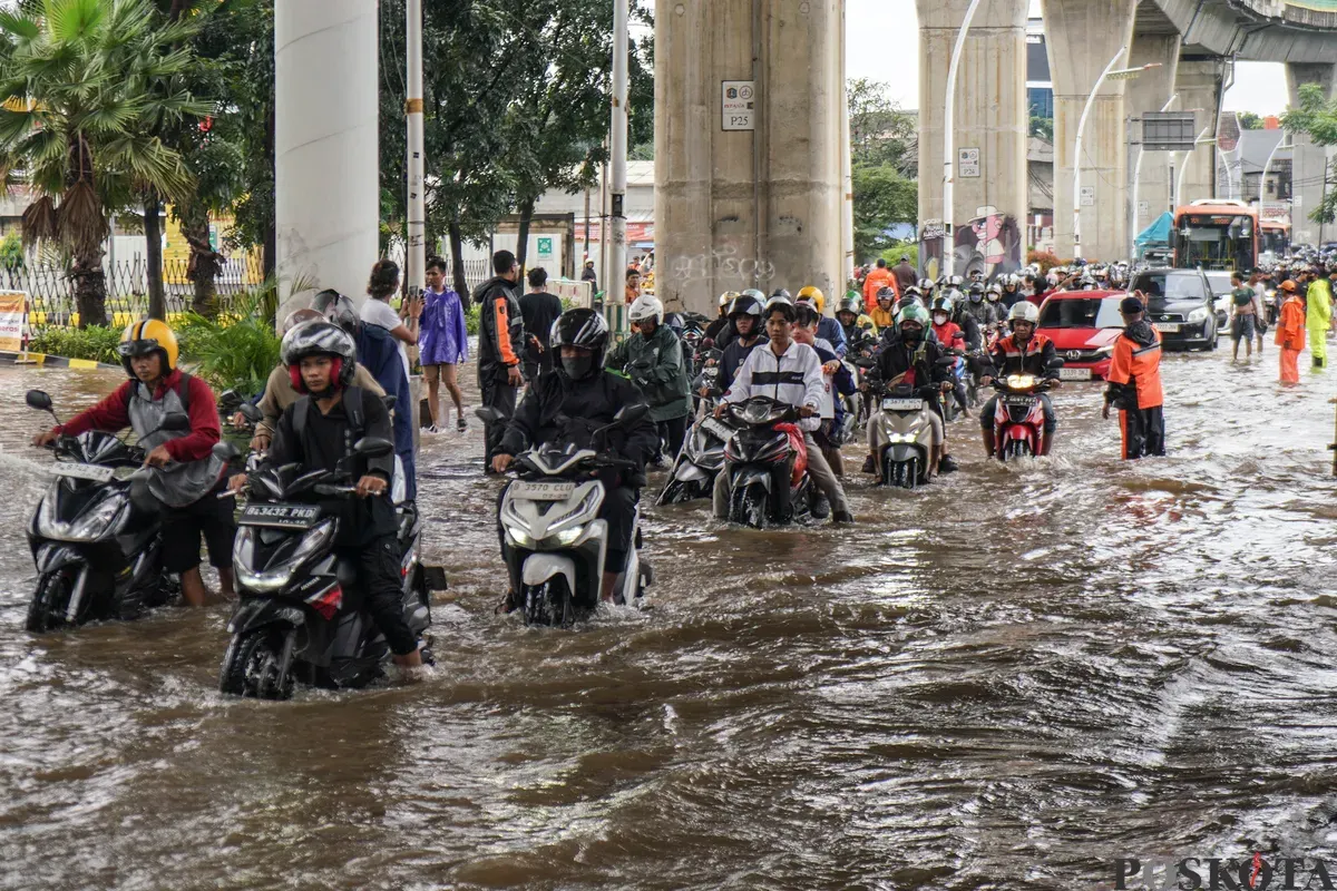 Pengendara melintasi genangan banjir di Jalan Ciledug Raya, Jakarta Selatan, Jumat, 20 Februari 2026. (Sumber: Poskota/Bilal Nugraha Ginanjar)